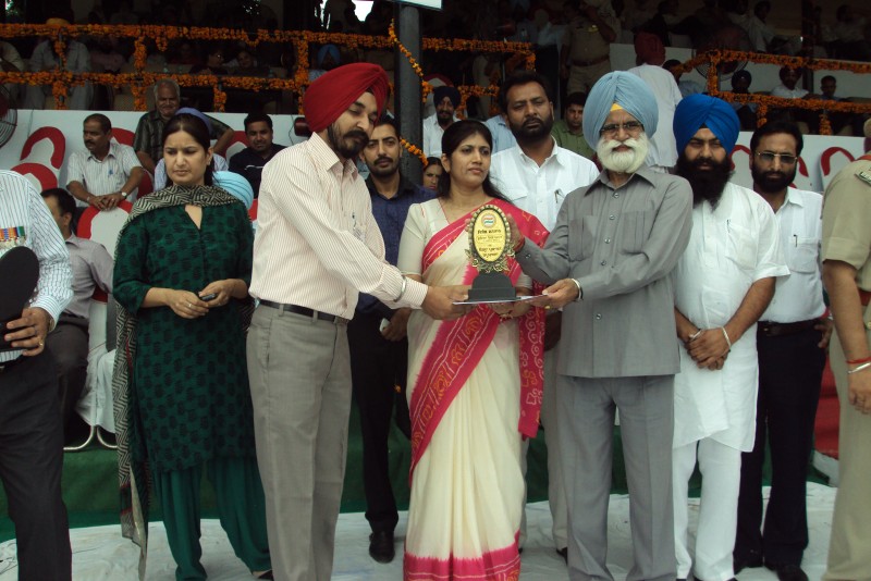 ਅਜ਼ਾਦੀ ਦਿਵਸ ਦੇ ਜਿਲ੍ਹਾ ਪੱਧਰੀ ਸਮਾਗਮ ਵਿੱਚ ਸ. ਹਰਜਿੰਦਰ ਸਿੰਘ ਅਤੇ ਸਮੂਹ ਟੀਮ ਦਾ ਸਨਮਾਨ *